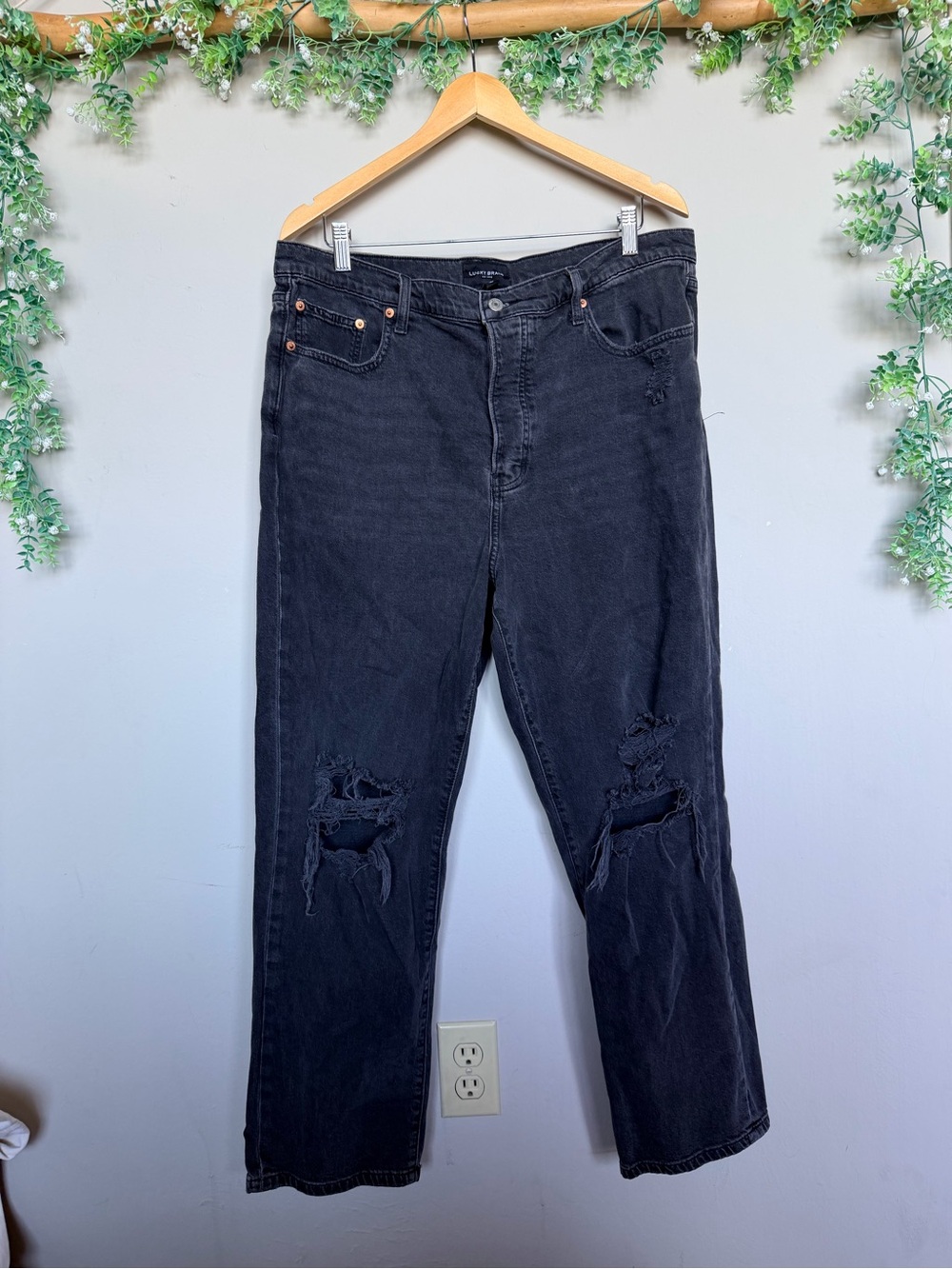 Lucky Brand Black Distressed Straight-Leg Jeans | size 16/33